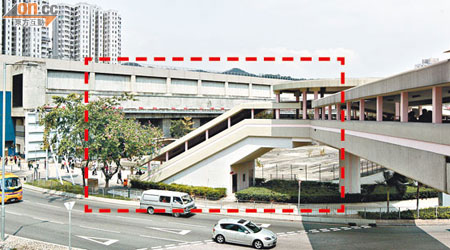 港鐵擬於車站上蓋興建商場及拆除附近天橋的部分上落位置（紅框示）。（蘇文傑攝）