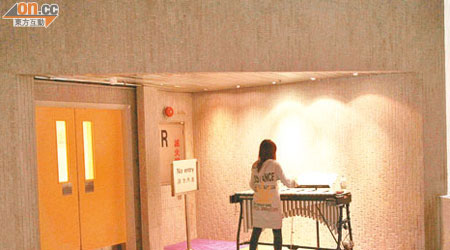 瑟縮獨奏<br>彈奏木片琴女生在大堂一角獨自練習。