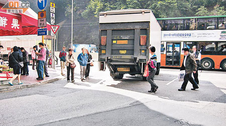 濱海街路口欠缺交通配套，容易造成交通意外。