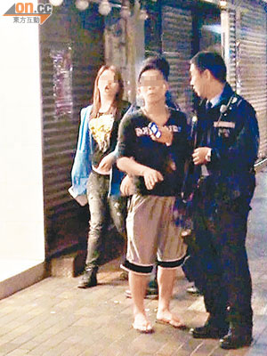 涉飛樽傷人的醉娃（左）被警員拘捕。（吳建明攝）