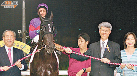許仕仁（左）熱愛賽馬，曾擁有多匹賽駒。