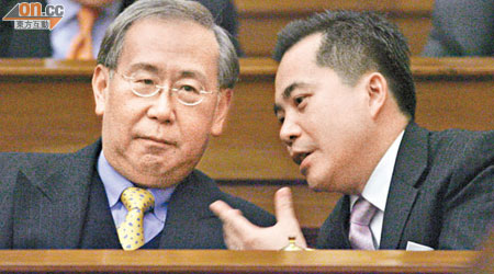 黃仁龍（右）領導的律政司昨發聲明回應許仕仁（左）被捕，更表明已授權刑事檢控專員處理事件，必要時考慮作出檢控。（資料圖片）