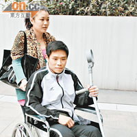 事主鄭艮亨昨以輪椅代步，由妻子陪同下到庭聽審。（翁志偉攝）