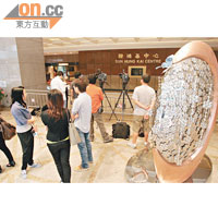 2010年 二○一○年新鴻基中心門口突然多了一個銀花雕塑。
