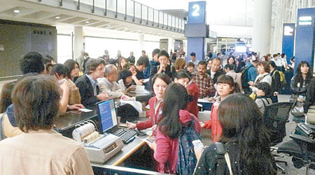 受影響的乘客向國泰職員了解事件。（互聯網圖片）
