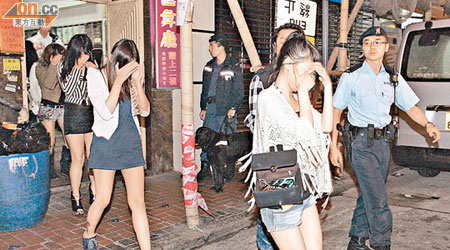 警方在吳松街一間夜總會，帶走疑任公關的少女。（沈厚錚攝）