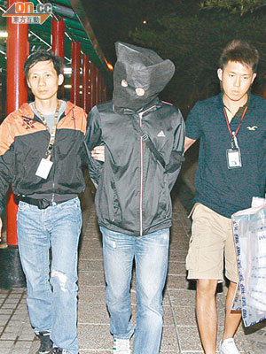 涉販毒男子被蒙頭押返天耀邨寓所搜查。（楊日權攝）