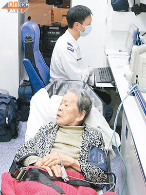 疑被虐老婦由救護車送院。（蔡楚華攝）