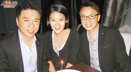 陳李妮（中）為黃小雄（左）送上Tiramisu蛋糕，甚有心思。右為餐廳合夥人Kenneth。（余素月攝）