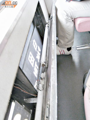 九巴職員未有妥善鎖上路線牌箱門板，對乘客構成不便。（讀者提供）