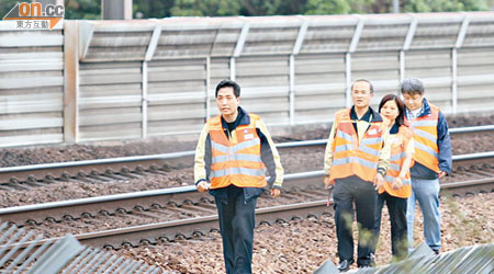 港鐵職員沿路軌搜索。（冼耀華攝）