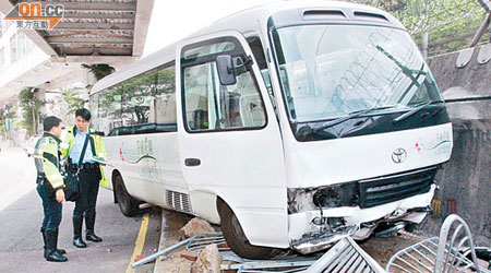 肇事邨巴掃毀鐵欄及撞向圍牆，車頭損毀。（趙瑞麟攝）