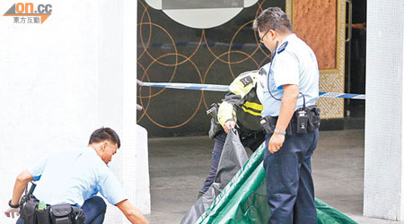 跳樓女子壓着途經菲傭墮地，當場死亡。（陳展鴻攝）