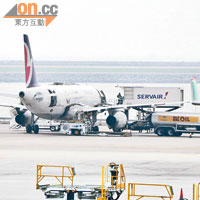 發生乘客上吊的澳門航空客機停在停機坪。