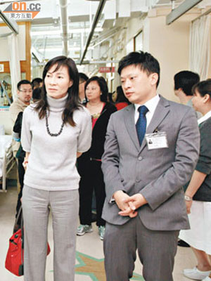 陳文綺慧（前左）與一眾東華三院董事局成員到旗下馮堯敬醫院巡視。（受訪者提供）