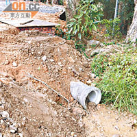 金錢村有河道遭人填平，填土位置有管道外露。