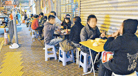 食肆無懼食環署執法，每晚佔據半條行人路經營。