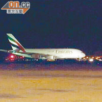 阿聯酋航空A380航機降落香港國際機場時爆胎引致二百多班航班延誤。