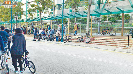 每逢假日便有大量違泊單車停泊於達運道上，造成阻塞。 