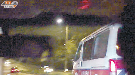 跑車司機報稱在寶琳路遭警車超越時，失控碰撞石壆。（讀者提供）