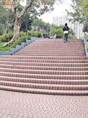 屯門公園部分梯級口至今仍未設觸覺引路帶，對視障人士造成不便。