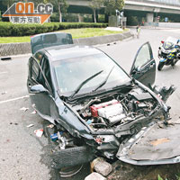 肇事私家車車頭盡毀，露出引擎。