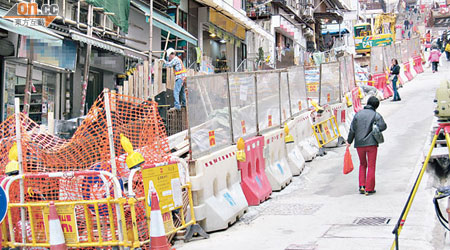 高街現進行更換及修復水管工程，有居民不滿噪音滋擾。