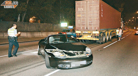 保時捷跑車與貨櫃車相撞，車頭損毀。（沈厚錚攝）