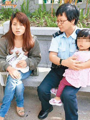 湘婦向抱着其女兒的女警講述事件。（許錦雄攝）