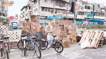 店舖長期放置貨物於單車徑上，嚴重妨礙單車使用者。