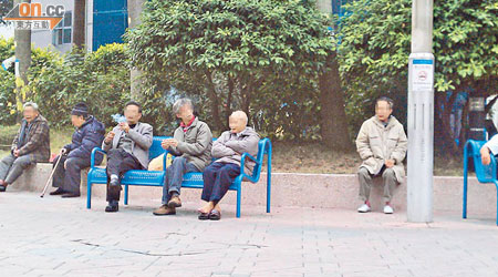 天澤商場對出休憩處貼有禁止吸煙通告，仍常有長者聚集吸煙。