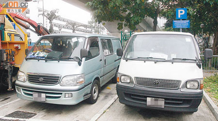 兩輛客貨車險被賊人撬門偷竊。（梁國雄攝） 