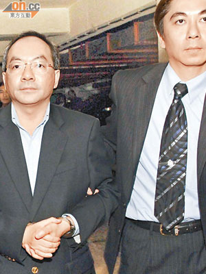 歐文龍（左）連串貪污案件進入第三階段審訊。