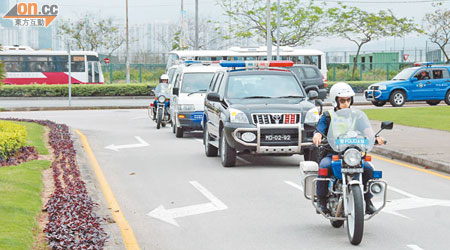 警員電單車開路。