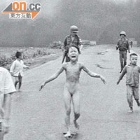 在越戰拍下的裸體女童奔跑照片屬獲獎作品。（黑白圖片）