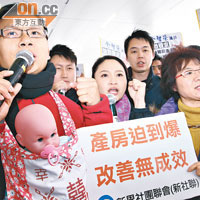 梁振英說，社會上過去一段時間已經形成共識，認為這些雙非孕婦在香港產下的嬰兒不應該有永久居民身份。