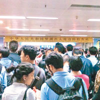 聯檢大樓內一度擠滿大批無法過境旅客。（互聯網圖片）