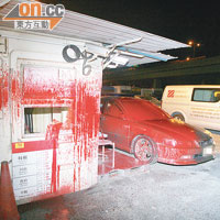 觀塘<br>屬另一間公司的停車場遭人淋紅漆油，並殃及一輛私家車。（楊偉嶽攝）