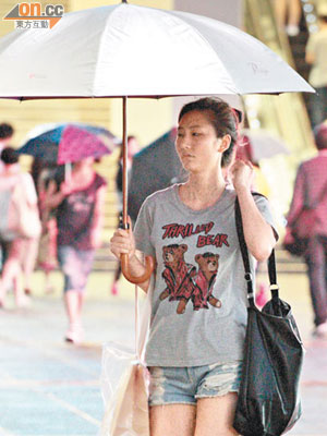 市民外出紛紛打傘。
