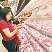 消委會巡查五十七間超市及凍肉店舖，發現有四十二款過期食品。（盧志燊攝）
