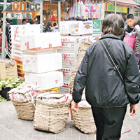 新村街行人路遭佔用堆放雜物，隨處可見。