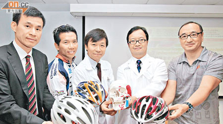 洪松蔭（左起）、何兆麟、何百昌、黃國柱及柴佩發，呼籲市民騎單車時戴頭盔。