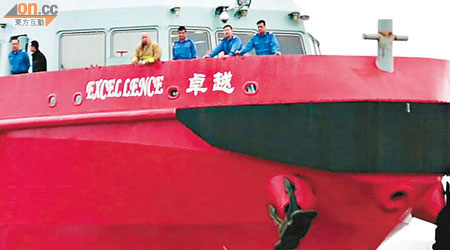 消防輪在長洲海面搜索失蹤女漁民。（黃子源攝）