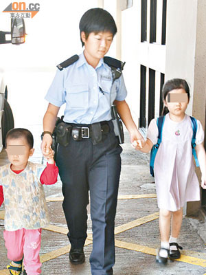 被母親虐打男童（左一）與姊姊由女警帶往醫院驗傷。（曾紹良攝）