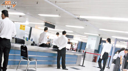 深圳海關昨日加派關員安檢，抽查旅客行李。
