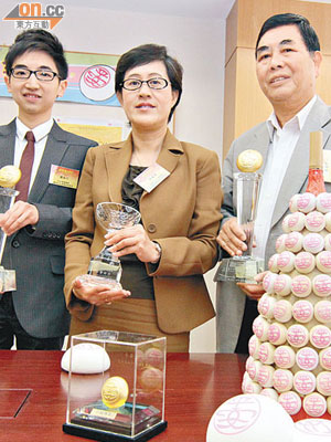 譚雨川（左起）、鄧敏華及翁志明昨介紹搶包山比賽活動詳情。