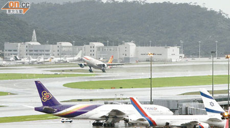 受惡劣天氣影響，本港超過二百班航機受影響。（李健瑜攝）