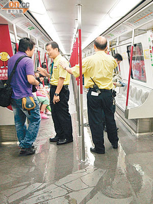 車頂漏水的東涌線列車地板亦有水漬。（張秋霞攝）