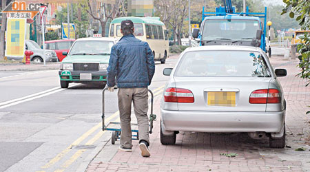 違泊車輛佔據大半行人路，市民被迫靠近馬路前行，險象環生。