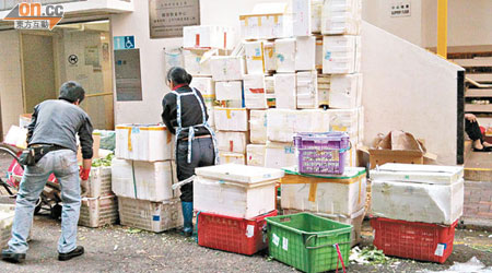 食環署被指執法不力，令銅鑼灣鵝頸橋街市發泡膠箱堆積如山。